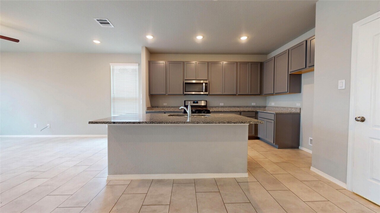 24702 Crimson Pine Dr in Huffman, TX - Building Photo