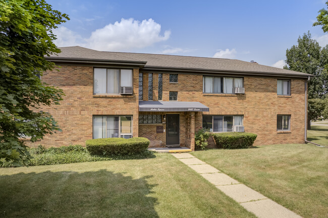 Amber Square Apartments and Townhomes in Lansing, MI - Foto de edificio - Building Photo