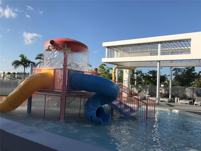 10046 NW 51st Ter in Doral, FL - Foto de edificio - Building Photo