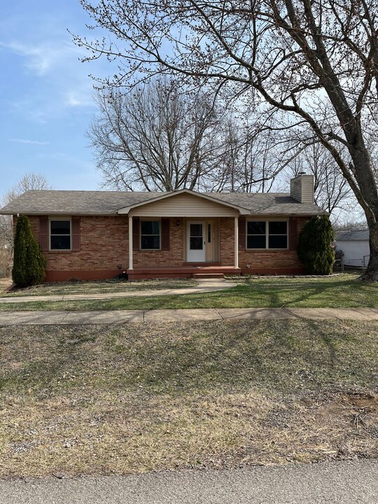 3006 S Woodland Dr in Radcliff, KY - Building Photo