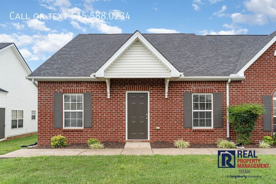 1004 Briggs Ln in Spring Hill, TN - Building Photo