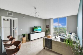 2030 Douglas Rd in Miami, FL - Building Photo - Building Photo