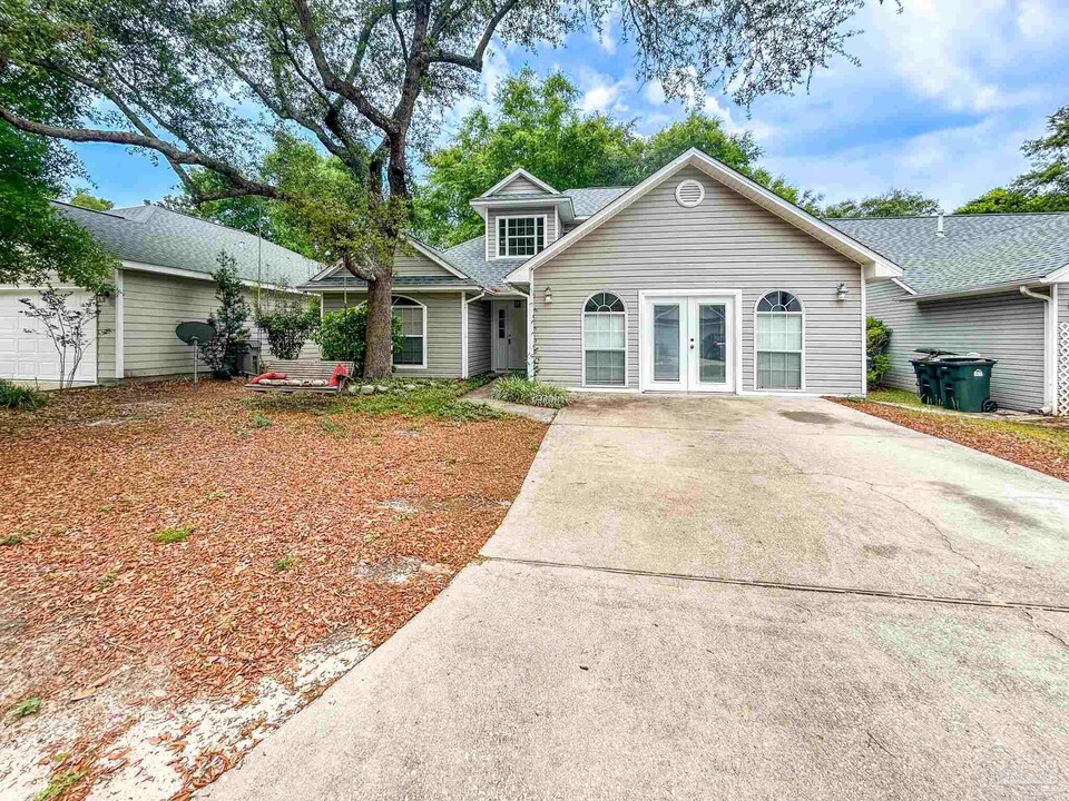 5915 N Bay Point Dr in Pensacola, FL - Building Photo