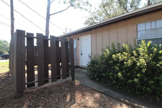 1375 Bakalane Ct in Pensacola, FL - Building Photo - Building Photo