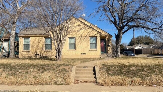 property at 4600 Calmont Ave