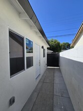 19050 Victory Blvd in Los Angeles, CA - Building Photo - Building Photo
