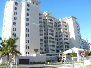 Manatee Bay at Waterside in Ft. Myers, FL - Building Photo - Building Photo