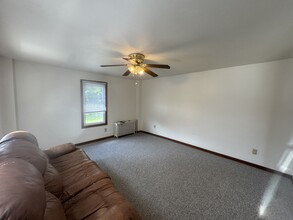 10 W High St in East Hampton, CT - Building Photo - Building Photo