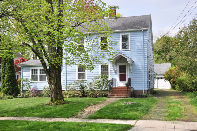 141 Woodrow St in West Hartford, CT - Building Photo - Building Photo