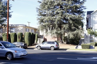 13515-13519 Burbank Blvd in Van Nuys, CA - Building Photo - Building Photo