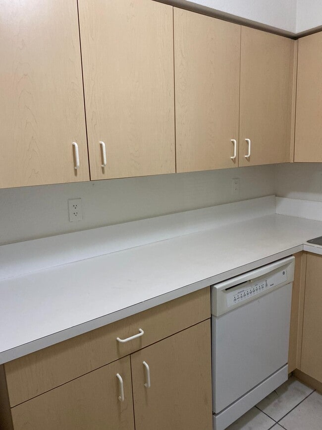 2080 NE 167th St in North Miami Beach, FL - Building Photo - Building Photo