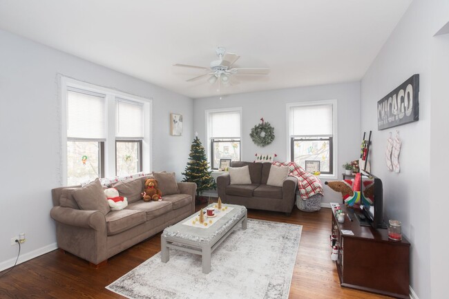 3712 N Sheffield Ave, Unit 408 in Chicago, IL - Building Photo - Building Photo