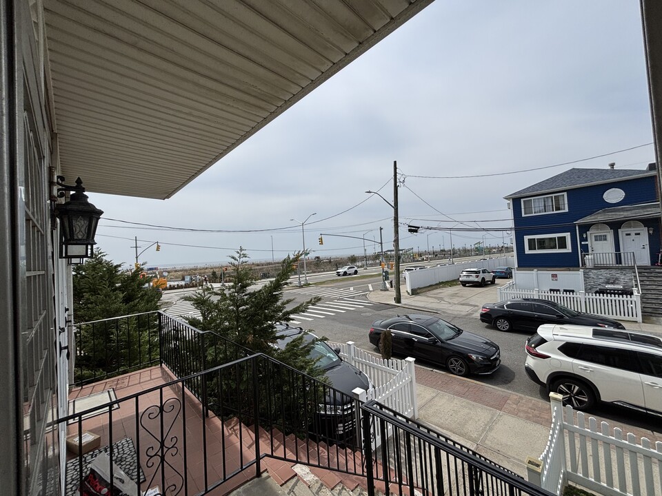 130 Beach 98th St in Rockaway Park, NY - Building Photo