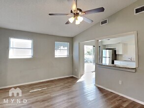 728 E Spruce St in Tarpon Springs, FL - Foto de edificio - Building Photo