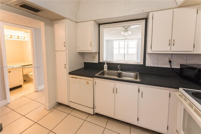 410 NW 68th Ave, Unit 205 in Plantation, FL - Building Photo - Building Photo