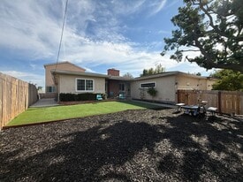 5223-5225 E Falls View Dr in San Diego, CA - Building Photo
