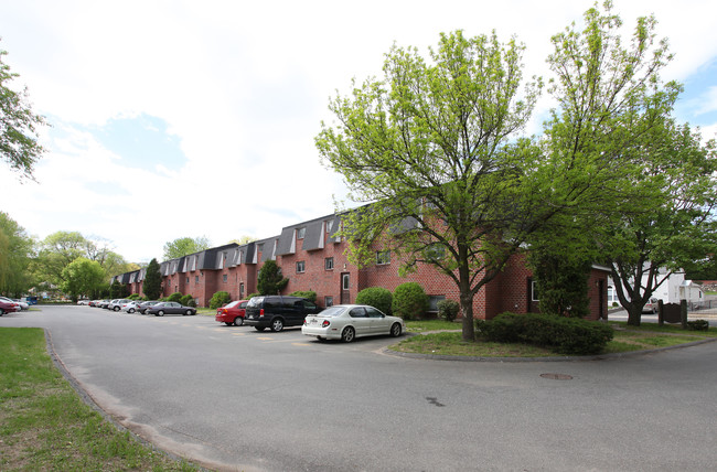 River's Edge in Chicopee, MA - Foto de edificio - Building Photo