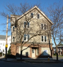 11 Pine St in Pawtucket, RI - Foto de edificio - Building Photo