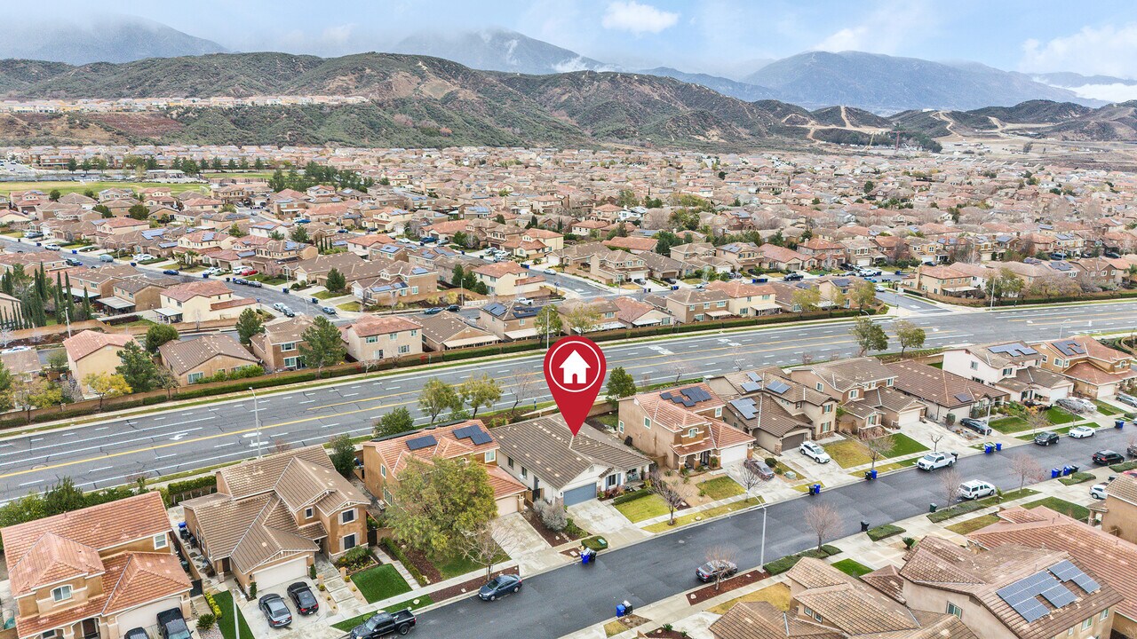 3758 American Elm Rd in San Bernardino, CA - Foto de edificio