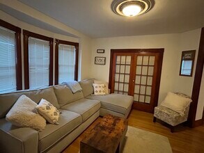 107-2 Atlantic St, Unit apt 1 in Quincy, MA - Foto de edificio - Building Photo