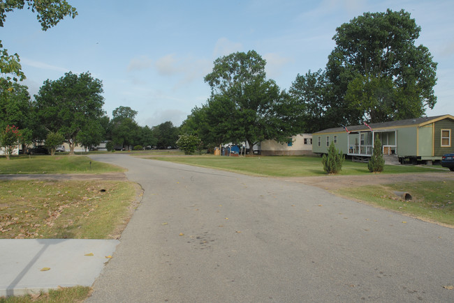 1019 Sutton Ln in Tomball, TX - Foto de edificio - Building Photo