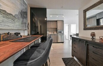 7 Wood St, Unit SI ID1490297P in Toronto, ON - Building Photo - Building Photo