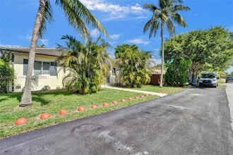 12055 NE 9th Ave in Biscayne Park, FL - Foto de edificio - Building Photo