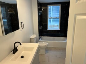 24 Dunlap St, Unit 1 in Salem, MA - Foto de edificio - Building Photo