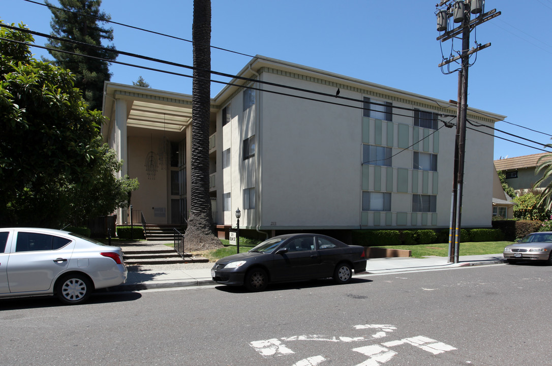 211 Elm St in San Mateo, CA - Foto de edificio