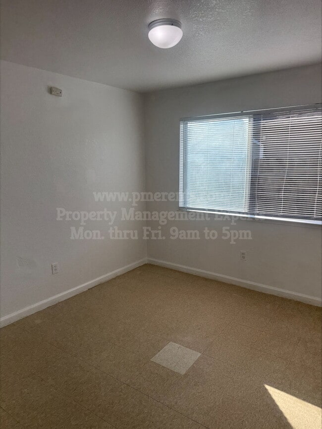 8648 Kelley Dr in Stockton, CA - Foto de edificio - Building Photo