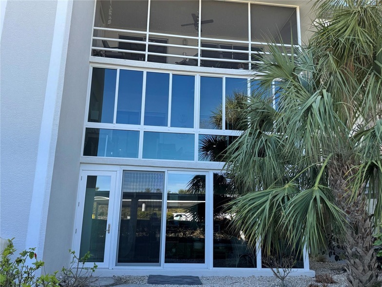 2100 Benjamin Franklin Dr, Unit 202 in Sarasota, FL - Building Photo