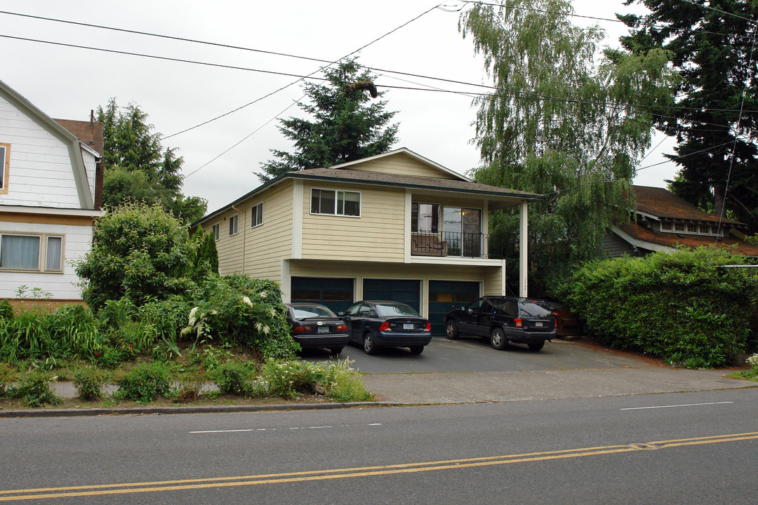 2408 SE Division St in Portland, OR - Foto de edificio