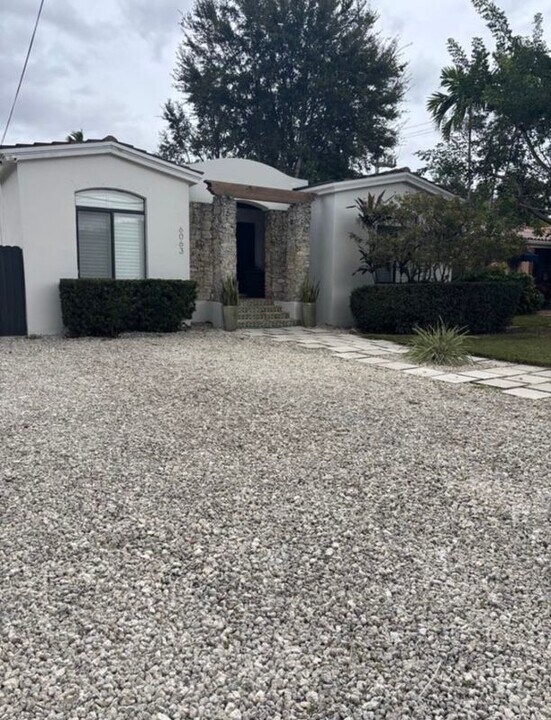 6063 SW 27th St in Miami, FL - Building Photo