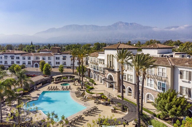 Verano at Rancho Cucamonga Town Square in Rancho Cucamonga, CA - Foto de edificio - Building Photo