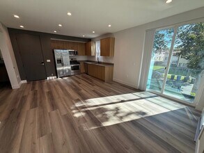 11155 Huston St in Los Angeles, CA - Building Photo - Building Photo