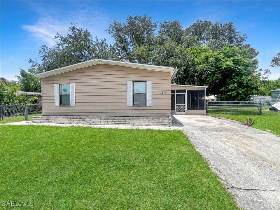 7574 Grady Dr in North Fort Myers, FL - Building Photo