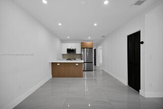 570 NW 48th St in Miami, FL - Building Photo - Building Photo