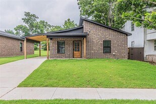 117 W Sears St in Denison, TX - Building Photo