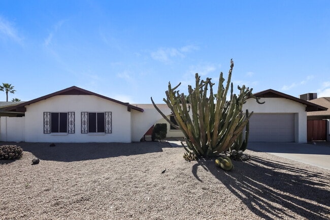 property at 3945 W Meadow Dr