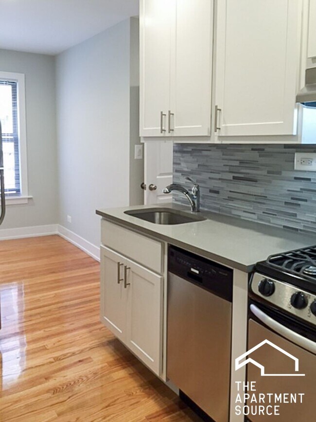 516 W Cornelia Ave, Unit 107 in Chicago, IL - Foto de edificio - Building Photo