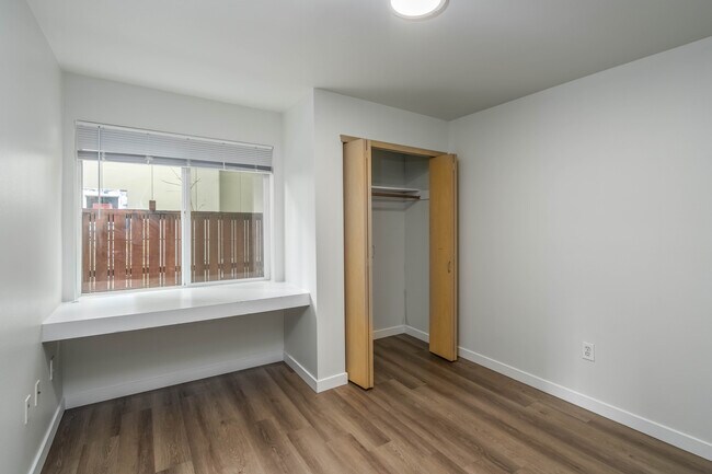 Husky Court in Seattle, WA - Foto de edificio - Interior Photo