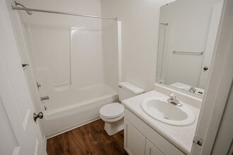 Ashton Lake Apartments in East Lansing, MI - Building Photo - Building Photo