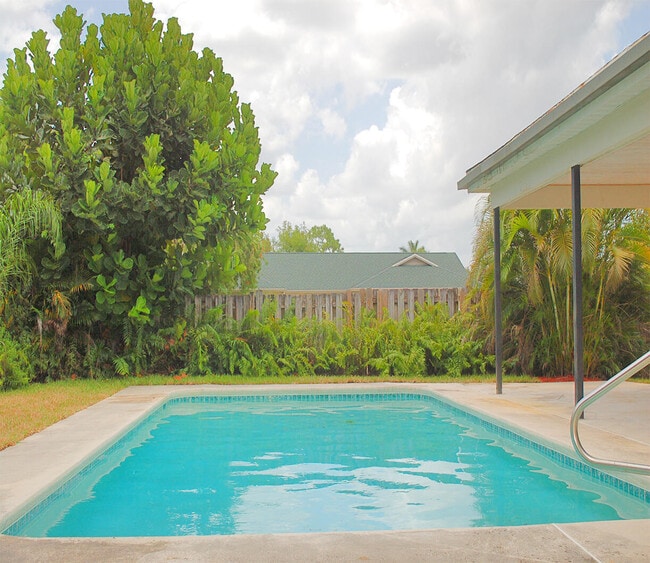 174 Parkwood Dr in Royal Palm Beach, FL - Building Photo - Building Photo