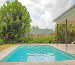 174 Parkwood Dr in Royal Palm Beach, FL - Building Photo - Building Photo