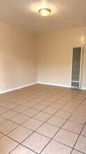 9721 Grape St, Unit C in Los Angeles, CA - Building Photo - Building Photo