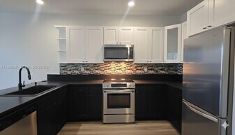 7406 NW 108th Path in Doral, FL - Building Photo