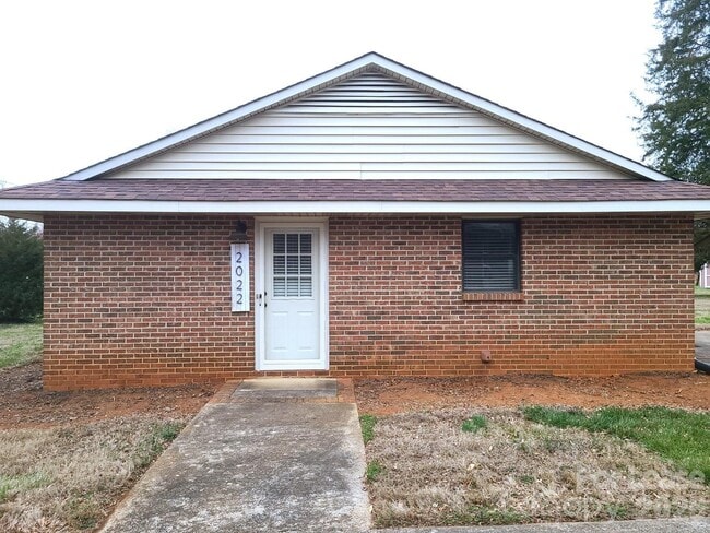 2022 Oakdale Rd in Charlotte, NC - Building Photo - Building Photo