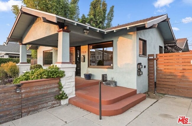 736 Redondo Ave in Long Beach, CA - Building Photo - Building Photo