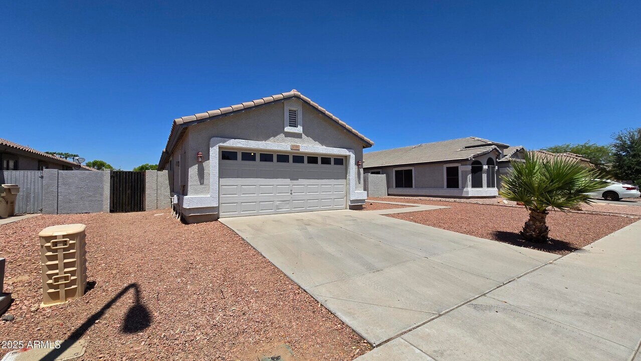 5794 W Seldon Ln in Glendale, AZ - Foto de edificio