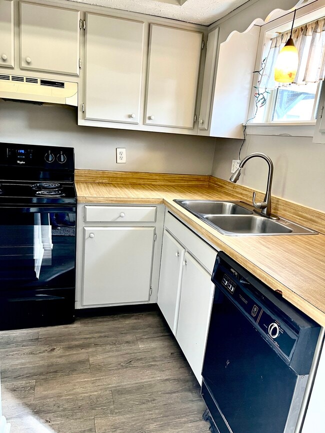 589 Delzan Plz, Unit 4 in Lexington, KY - Foto de edificio - Building Photo